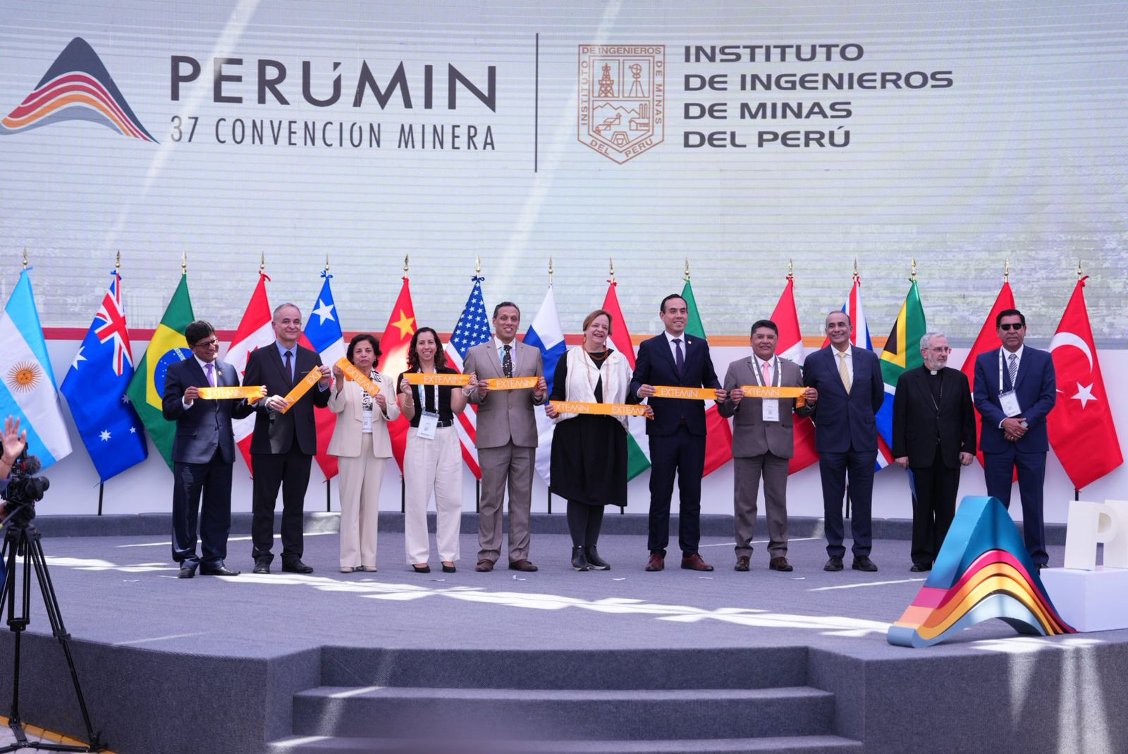 El ministro de Energía y Minas, Jorge Montero; el gobernador regional de Arequipa, Rohel Sánchez, y representantes de delegaciones extranjeras participaron en el corte de cinta de inauguración.| Crédito: IIMP