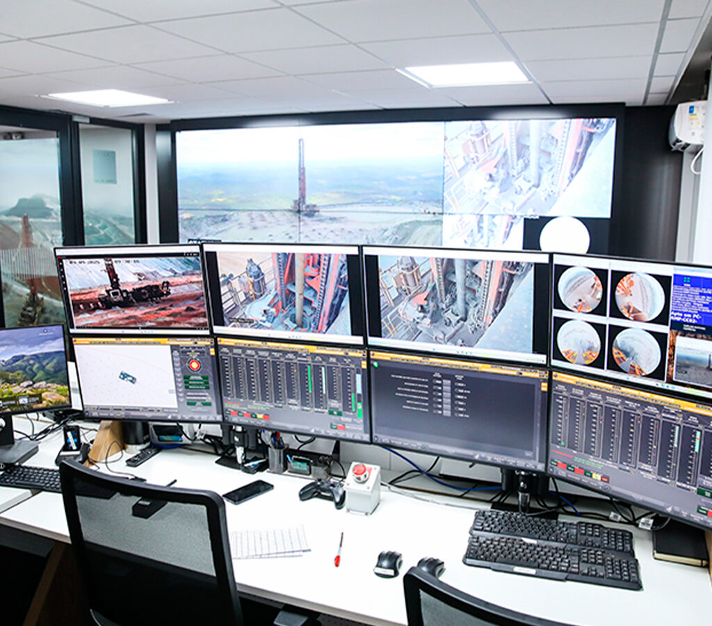 El nuevo espacio fue diseñado para centralizar remotamente la operación y el monitoreo de los equipos mineros.| Crédito: Rafael Sperber.