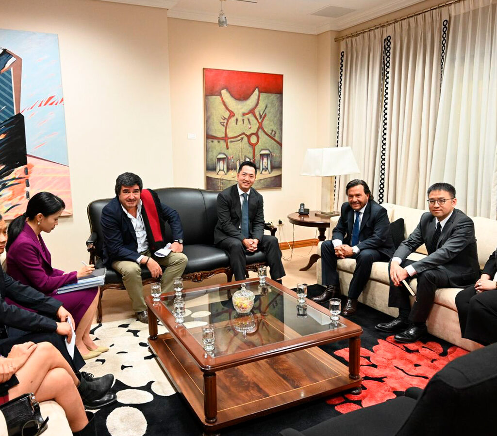 El gobernador Gustavo Sáenz se reunió con directivos de Potasio y Litio de Argentina, filial de Tibet Summit Resources.| Crédito: @GustavoSaenzOK