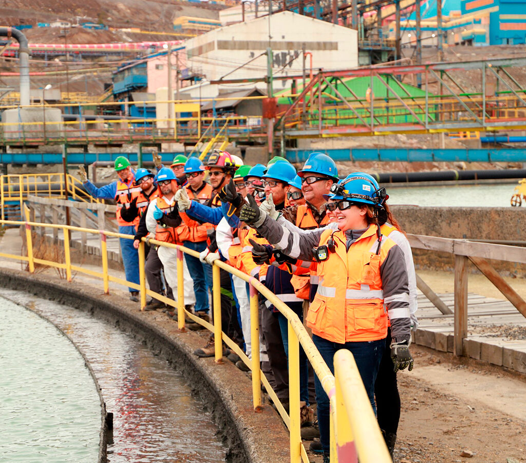 El documento presenta avances en mitigación, adaptación, gobernanza y gestión de riesgos, así como detalla los compromisos de descarbonización a 2030 y 2050. | Crédito: Codelco
