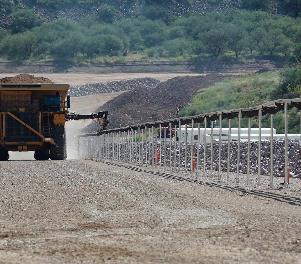 Este sistema se probará en la División Radomiro Tomic con tres camiones de extracción diésel-eléctricos de su flota.| Crédito: Codelco