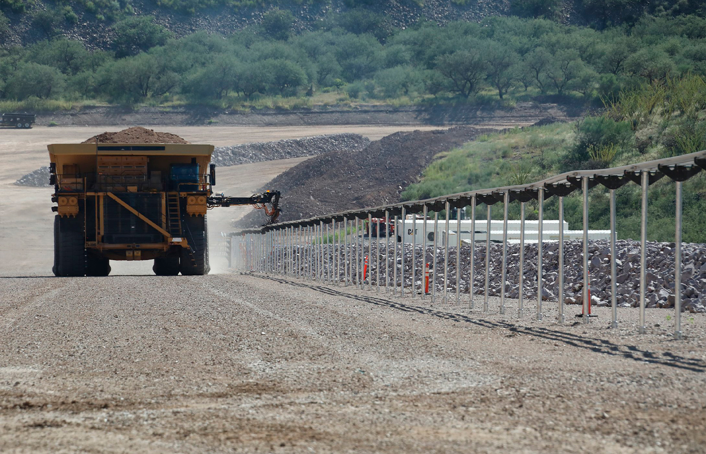 Este sistema se probará en la División Radomiro Tomic con tres camiones de extracción diésel-eléctricos de su flota.| Crédito: Codelco