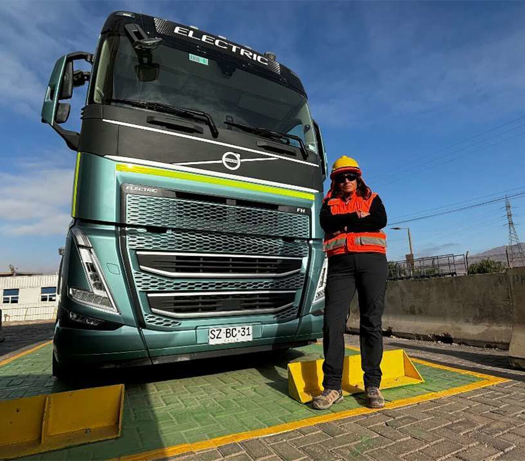 La compañía de transporte apuesta por tractocamiones eléctricos con mayor autonomía en sus operaciones para alcanzar la carbono-neutralidad en la minería chilena al 2040.| Crédito: ELB