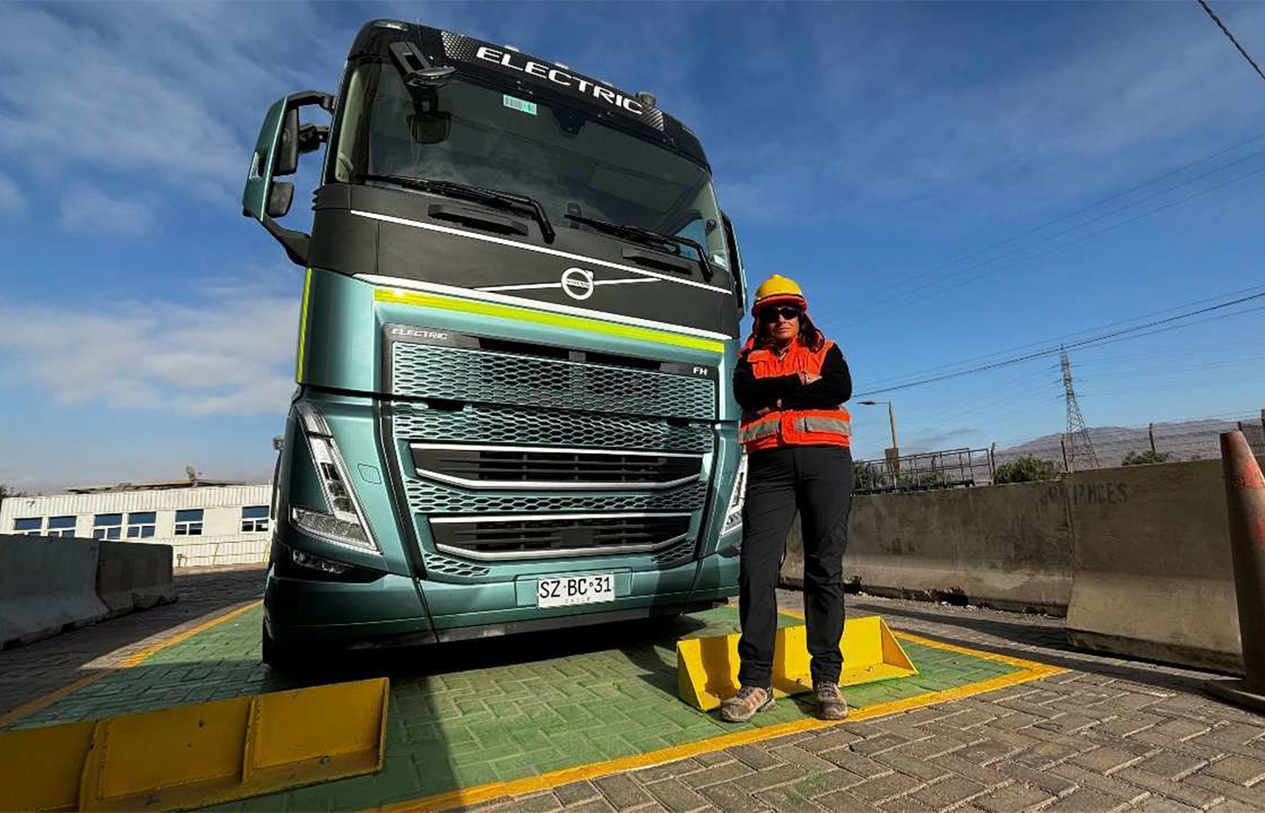 La compañía de transporte apuesta por tractocamiones eléctricos con mayor autonomía en sus operaciones para alcanzar la carbono-neutralidad en la minería chilena al 2040.| Crédito: ELB