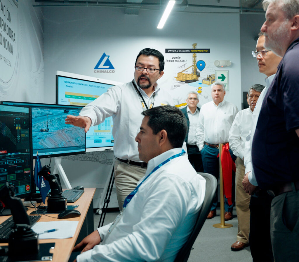 Mientras la perforadora autónoma opera en la Unidad Minera Toromocho, un controlador diseña las misiones o tareas y supervisa el funcionamiento del sistema desde una estación en Lima.| Crédito: Ferreyros