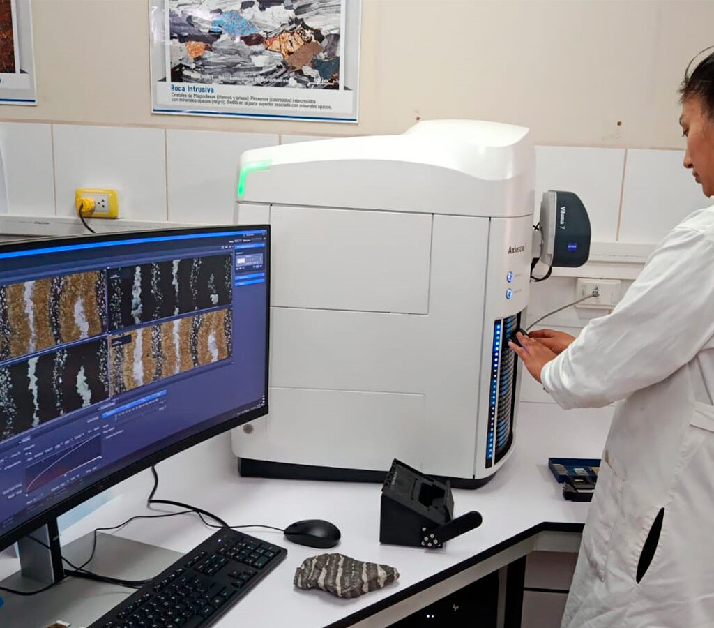 El Axioscan 7 integra inteligencia artificial para la identificación automática de minerales y estructuras geológicas.| Crédito: Ingemmet