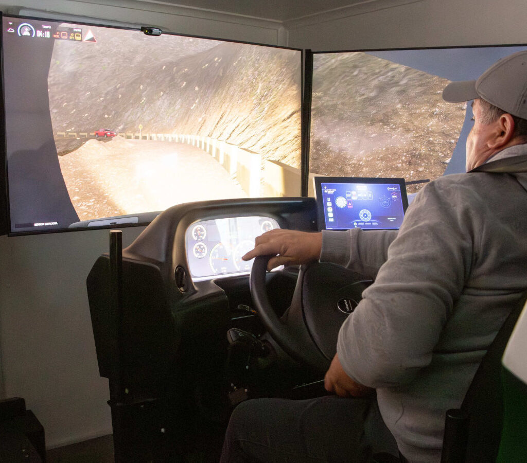 El espacio de realidad virtual, impulsado junto a Copec y la empresa MIES, convocó a transportistas de la minera para robustecer sus habilidades al volante.| Crédito: Codelco