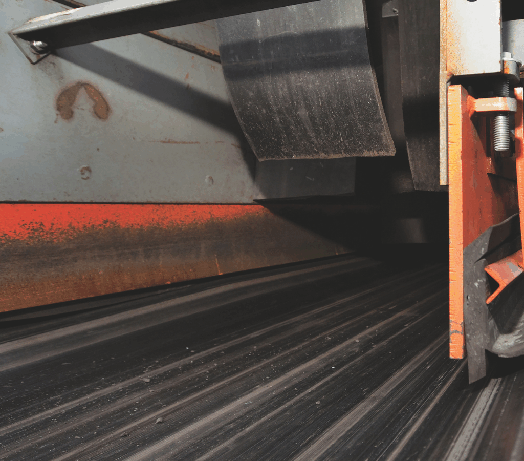 Los materiales fugitivos se clasifican generalmente en derrames, fugas, polvo y retorno.| Crédito: Martin Engineering