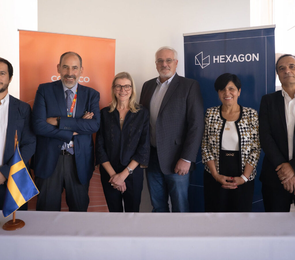 José Ramón Abatte, gerente de Tecnología y Digitalización de Codelco; Felipe Lagno, gerente corporativo de Innovación y Tecnología de Codelco; Sofía Karlberg, embajadora de Suecia en Chile; Dave Goddard, presidente de la división de Minería de Hexagon; Norma Vargas, gerenta general Chile y Argentina de la división Mining de Hexagon; y Rodrigo Couto, presidente de LATAM de la división mining de Hexagon.| Crédito: Codelco