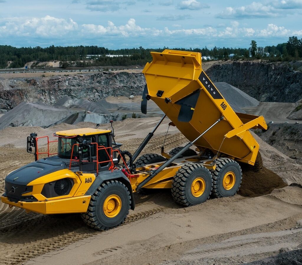 Volvo inventó el concepto de dúmperes articulados en la década de 1960. Desde entonces, la marca ha dominado el mercado en aplicaciones como minería, construcción pesada, canteras y proyectos de infraestructura.| Crédito: Volvo