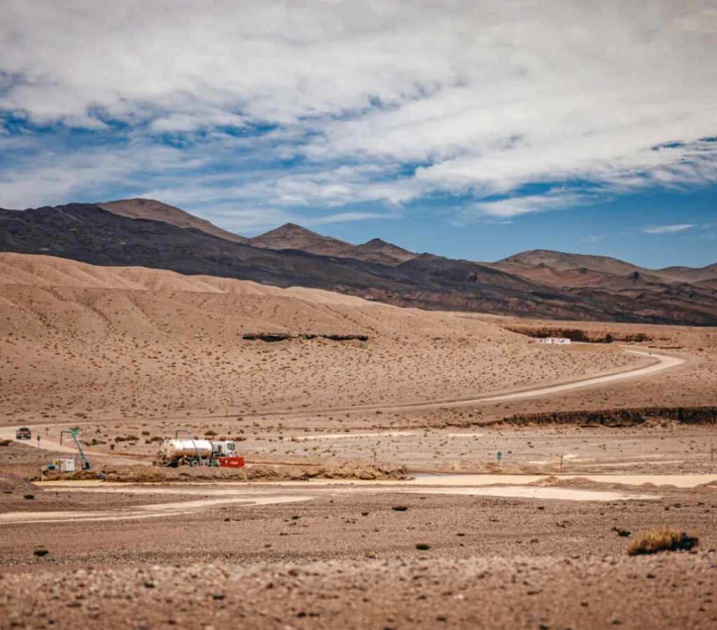 Con más de 170 km de trazado y un alto estándar técnico, la obra no solo acompaña el desarrollo del proyecto, sino que incorpora infraestructura vial permanente que fortalece la conectividad terrestre y el desarrollo local en el largo plazo. | Foto: Vicuña Corp.