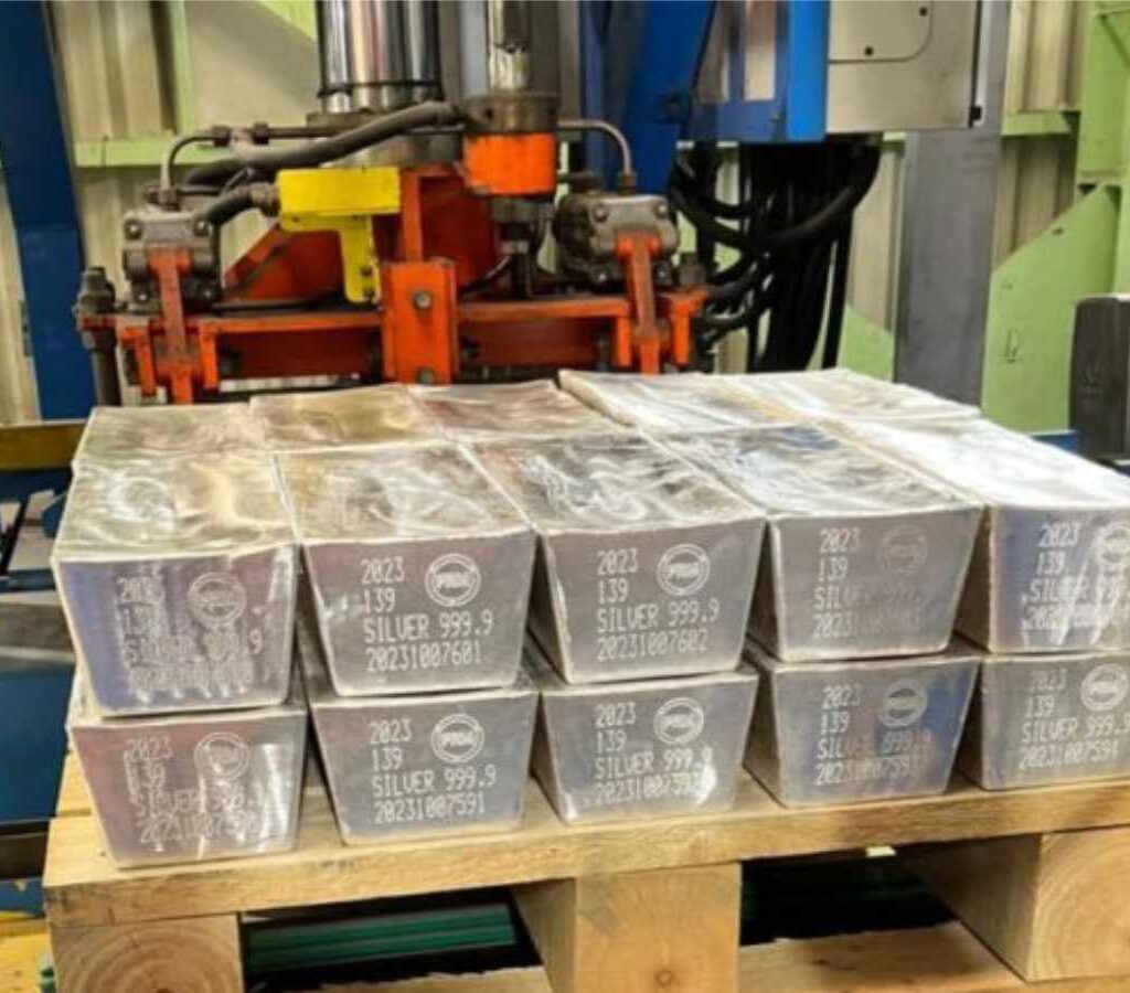 Con la certificación entregada a la Planta Recuperadora de Metales (PRM) —joint venture entre LS-MnM (66%) y Codelco (34%)— los lingotes de plata son los únicos acreditados en Chile.| Foto: Codelco