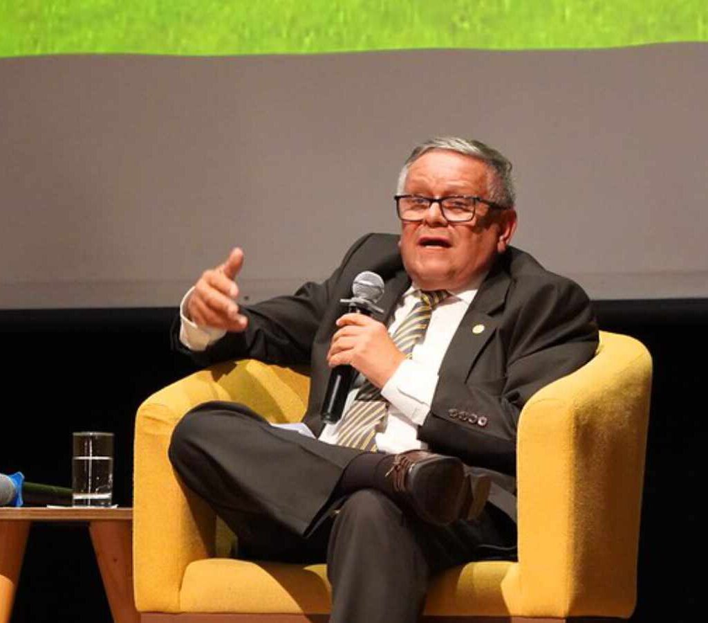 El expresidente del Ingemmet advirtió que acelerar permisos por decreto, sin más técnicos ni capacidad institucional, puede agravar el desorden en el sector y poner en riesgo el nuevo ciclo de inversión minera hacia 2026.| Foto: IIMP