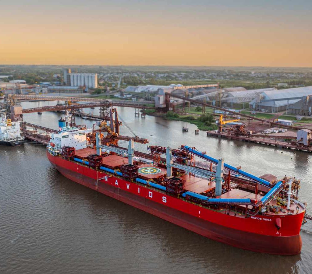 Ese volumen se conformó por 3 980 000 toneladas que se enviaron desde Navios y las restantes 2 674 000 que fueron trasbordadas en Punta del Arenal.| Foto: Navios South American Logistics