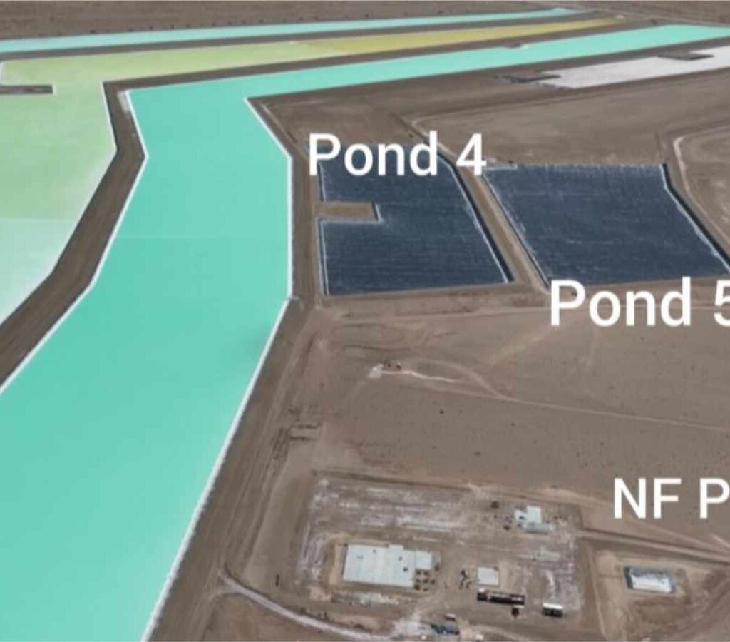 Instalación del revestimiento para las pozas 4 y 5, adyacentes a los estanques 1-3.| Foto: Galan Lithium