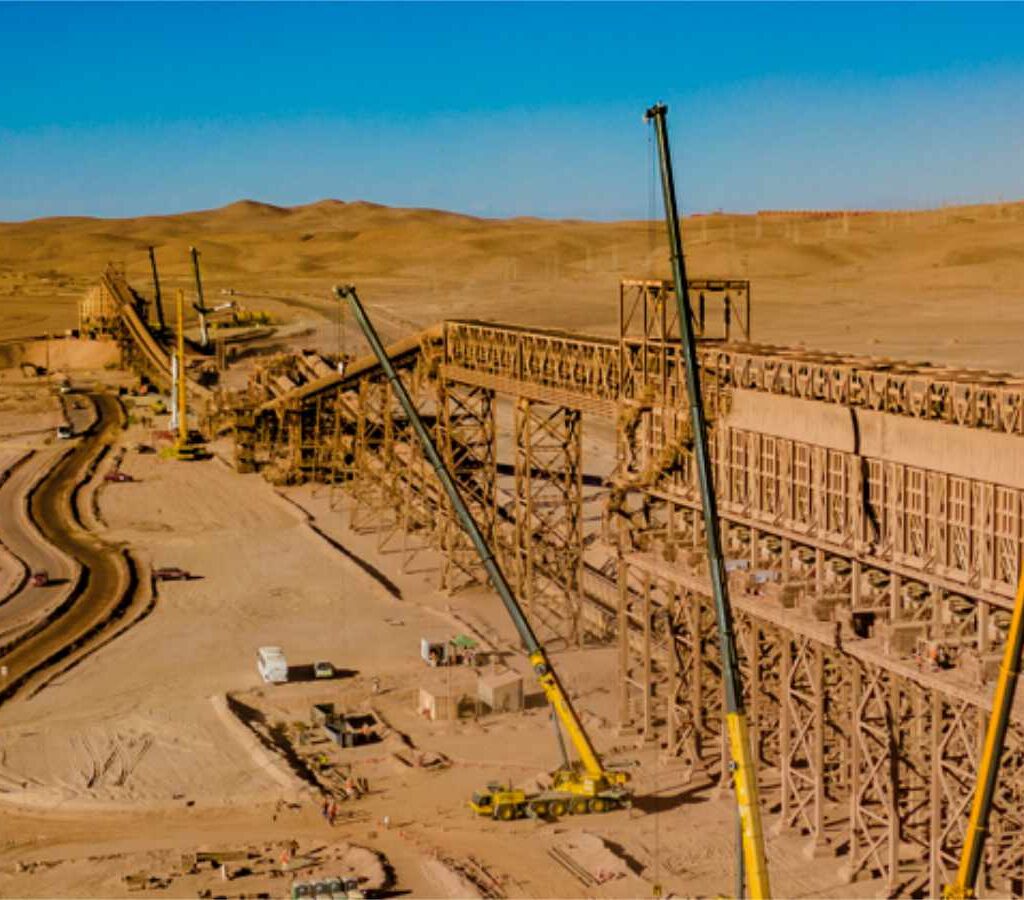 El colector captura hasta 9 toneladas de polvo por hora, reforzando la protección de la salud de quienes trabajan en el área y permite controlar mejor los riesgos asociados a visibilidad.| Foto: Antofagasta Minerals