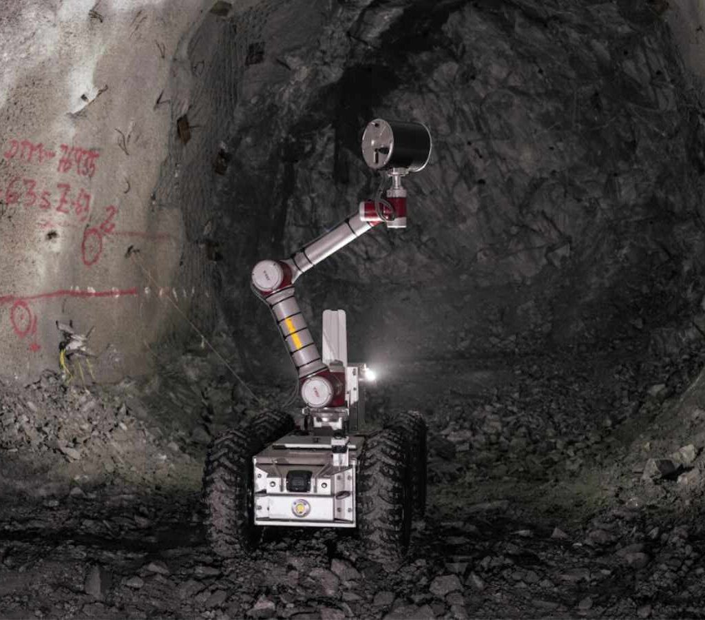 El robot Arkytas MU-2.1, desarrollado por la empresa Kinamics, puede levantar datos en sectores no fortificados, eliminando la exposición de trabajadores.| Foto: Codelco