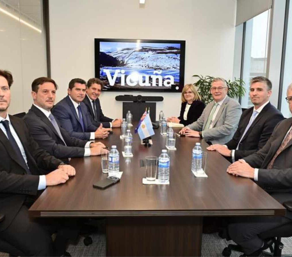 Tras el encuentro, los equipos técnicos y legales del Gobierno provincial continuarán trabajando junto a la empresa para finalizar la redacción y los detalles de los documentos que darán forma al acuerdo definitivo.| Foto: @DrMarceloOrrego