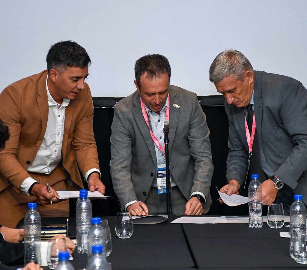 Marcos Calvente, Juan Pablo Puerino (de la Fundación Pilares) y Julio Totero firmaron el convenio de adhesión de las dos instituciones.| Foto: Gobierno de Mendoza
