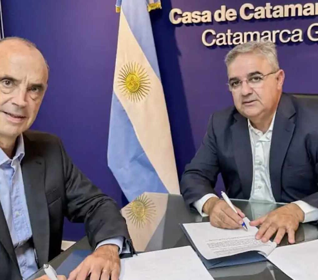 El gobernador de Catamarca, Raúl Jalil, y Juan Donicelli, gerente de Relaciones Institucionales de MARA, firman el acuerdo de cooperación| Foto: Gobierno de Catamarca