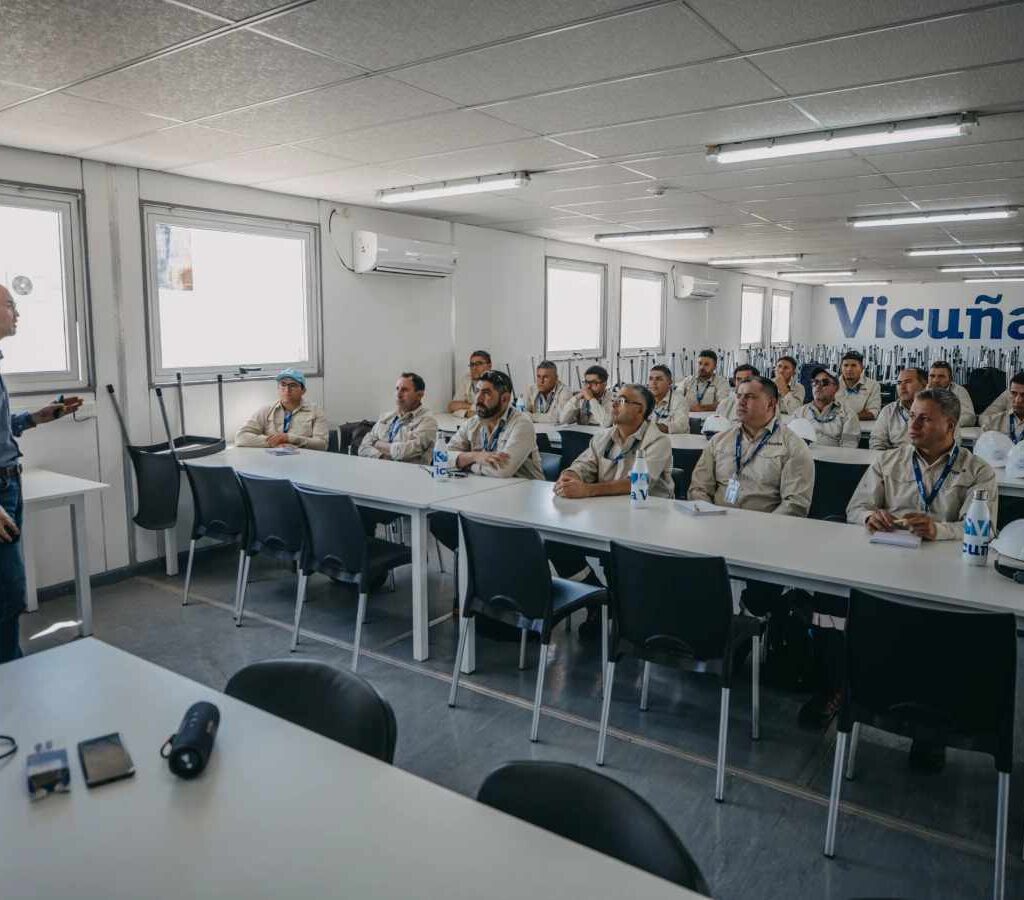 Los primeros operarios de maquinaria pesada forman parte de un plan de desarrollo que apuesta por talento local desde las fases tempranas.| Foto: Vicuña Corp.