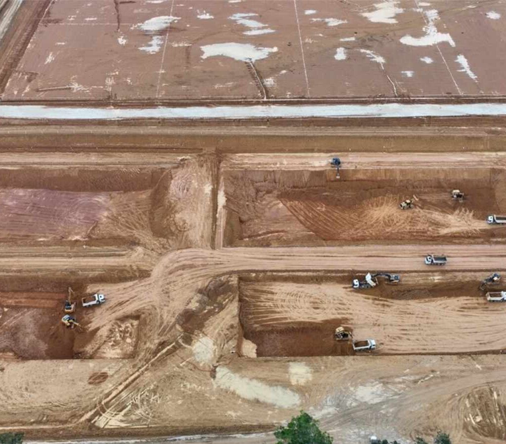 Los movimientos de tierra en la meseta de producción están completados en un 95 %, al igual que la mayor parte de los cimientos de hormigón necesarios para soportar los equipos de proceso que llegarán a la obra en los próximos meses.| Foto: Cabral Gold