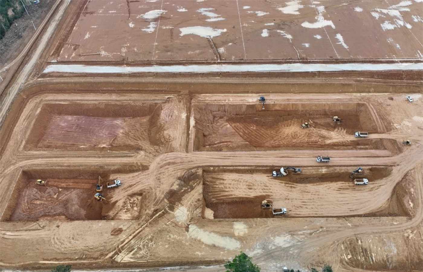 Los movimientos de tierra en la meseta de producción están completados en un 95 %, al igual que la mayor parte de los cimientos de hormigón necesarios para soportar los equipos de proceso que llegarán a la obra en los próximos meses.| Foto: Cabral Gold