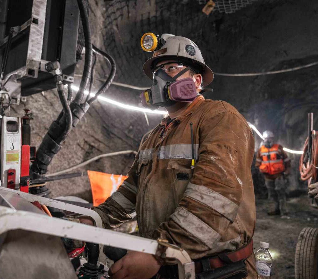 A través de este proyecto de formación interna, operadores de la Gerencia de Minas se están capacitando en el manejo de equipos de sondaje de última tecnología.| Foto: Codelco