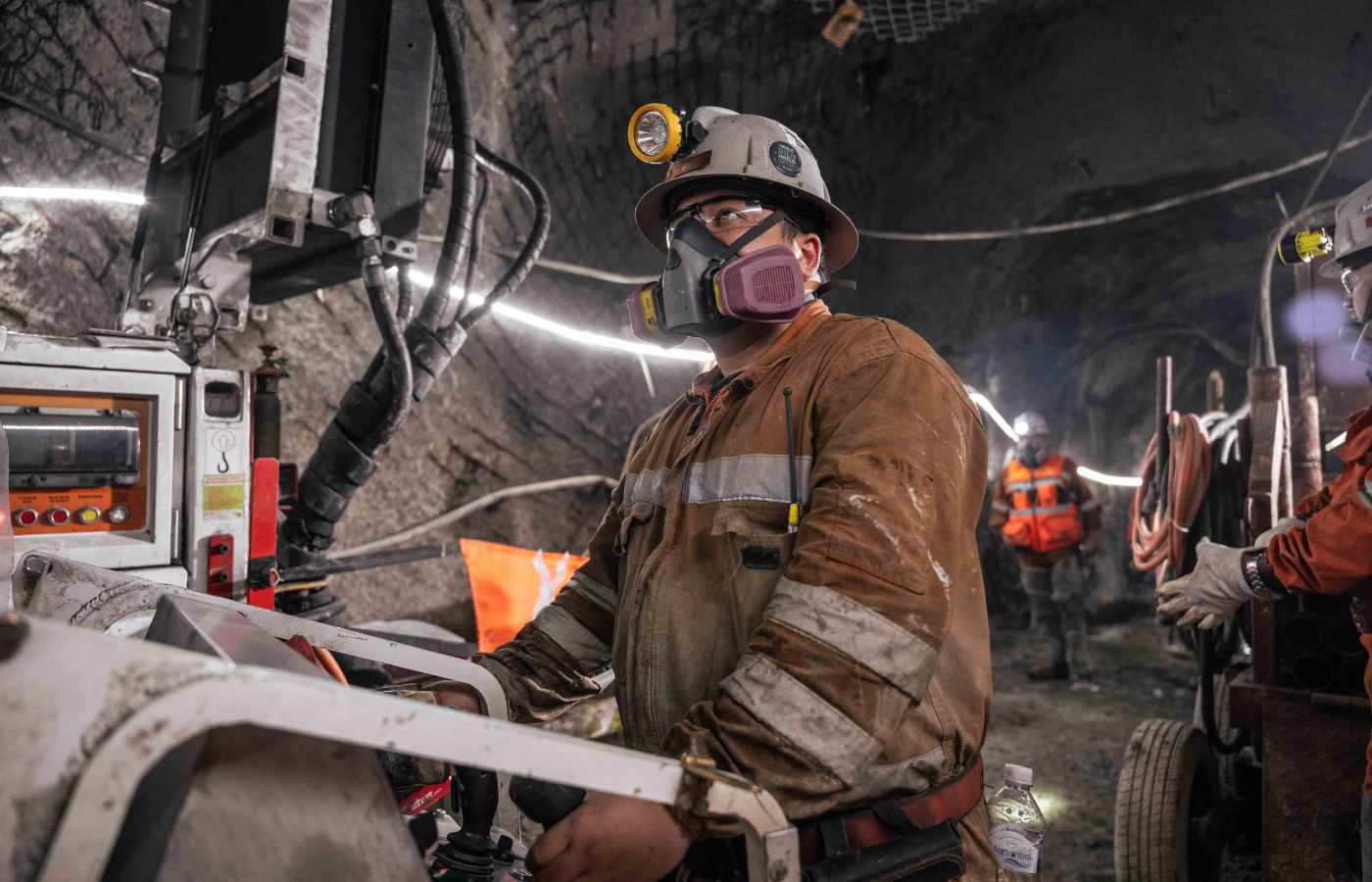 A través de este proyecto de formación interna, operadores de la Gerencia de Minas se están capacitando en el manejo de equipos de sondaje de última tecnología.| Foto: Codelco