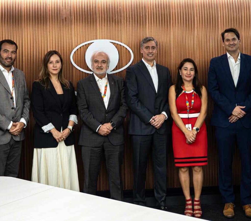 Inicia una nueva etapa de colaboración entre ambas compañías, orientada a implementar herramientas y soluciones tecnológicas que fortalezcan la productividad, eficiencia operacional y seguridad digital de la empresa estatal.| Foto: Codelco