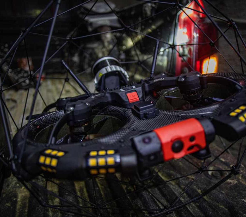 Esta tecnología con sensores de alta precisión permite inspeccionar y mapear sectores de difícil acceso en minutos.| Foto: Codelco