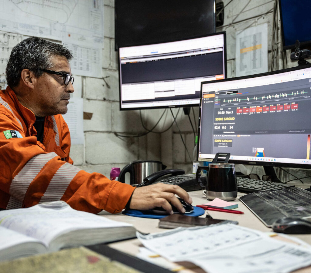 La instalación de un sensor volumétrico en el Ferrocarril Teniente 6 permite monitorear la carga en tiempo real, reduciendo desrielamientos y optimizando el transporte de mineral en 800 toneladas diarias.| Foto: Codelco
