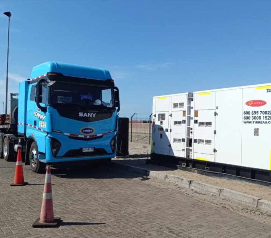 Ambas compañías avanzan en el compromiso de realizar pruebas de electromovilidad en minería con cargas y en trayectos reales que sean escalables a otras divisiones.| Foto: Codelco