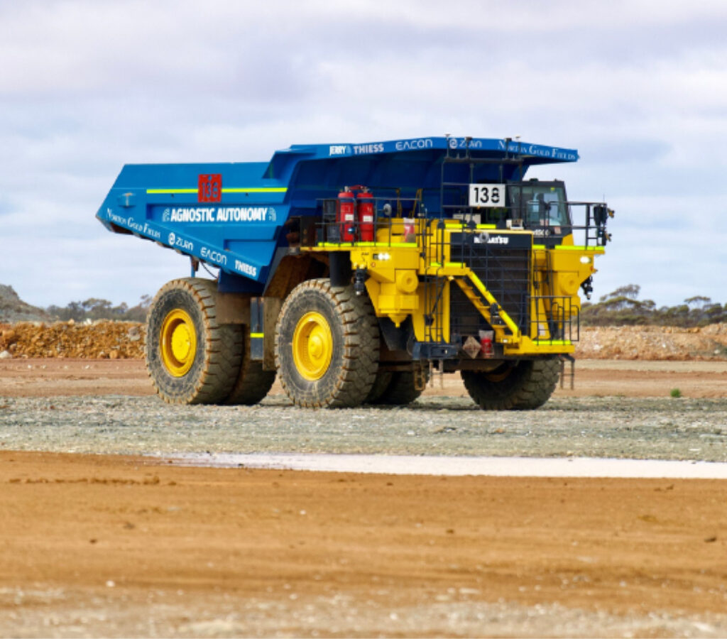Camión minero Komatsu HD1500 adaptado para operación autónoma.| Foto: EACON