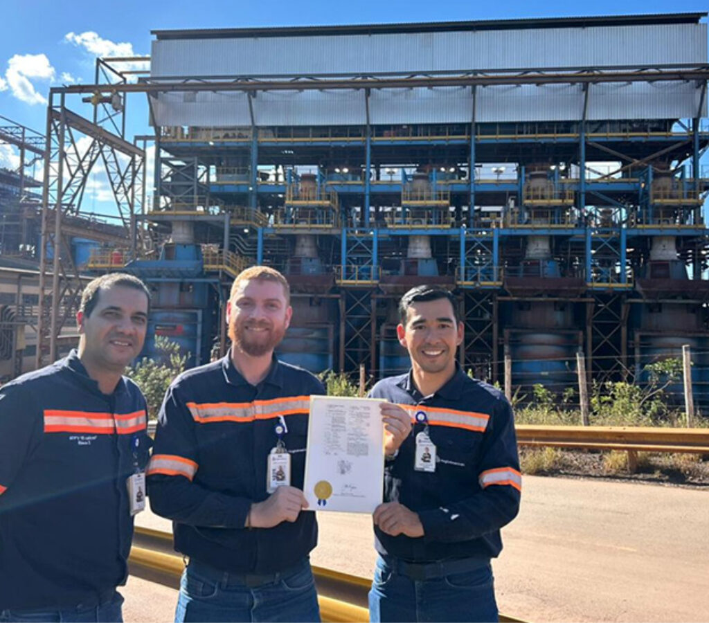 Marlon Lino, Mauro Ross y Kellson Takenaka celebran la obtención de la patente, que emplea la termografía para predecir el desgaste interno en los molinos verticales .| Foto: Anglo American