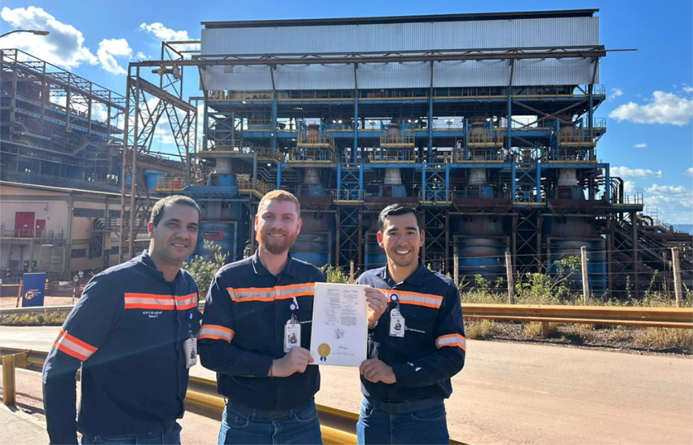 Marlon Lino, Mauro Ross y Kellson Takenaka celebran la obtención de la patente, que emplea la termografía para predecir el desgaste interno en los molinos verticales .| Foto: Anglo American
