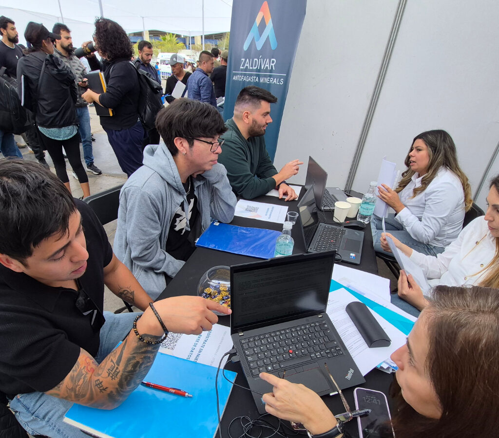 La iniciativa reunió a postulantes de distintas comunas, quienes recibieron orientación para acceder a más de 500 vacantes.| Foto: Antofagasta Minerals