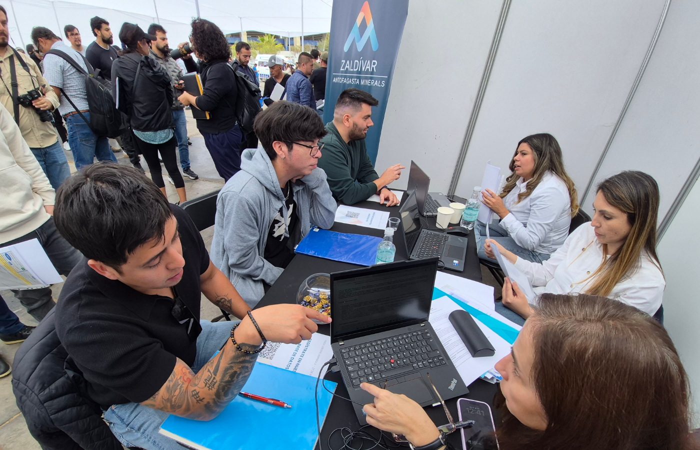 La iniciativa reunió a postulantes de distintas comunas, quienes recibieron orientación para acceder a más de 500 vacantes.| Foto: Antofagasta Minerals