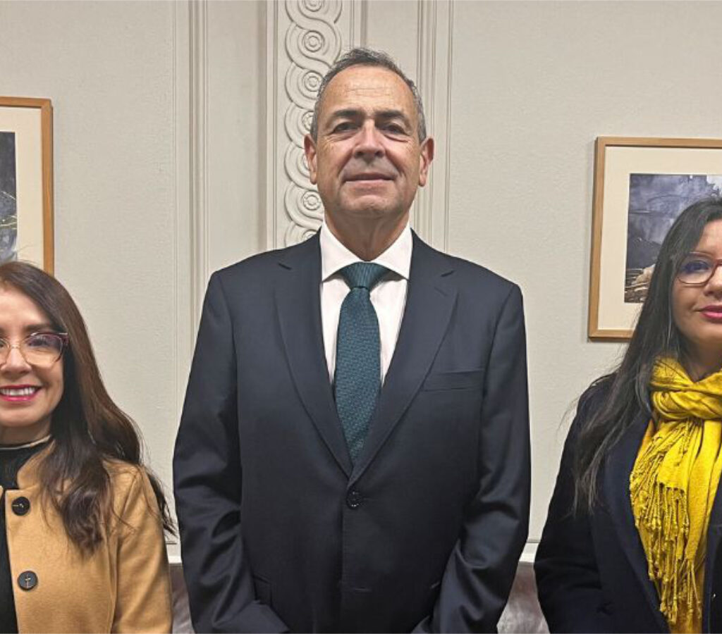 En el encuentro se revisaron los avances del trabajo conjunto entre ambas instituciones, con foco en tecnologías para recuperación de oro, descarbonización e inteligencia artificial aplicada a procesos industriales.| Foto: Enami