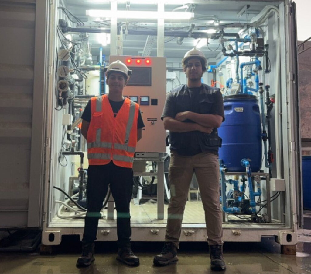 Los ingenieros Andrés Arrué y Miguel Lemus, a cargo de la operación de la planta piloto.| Foto: AMTC