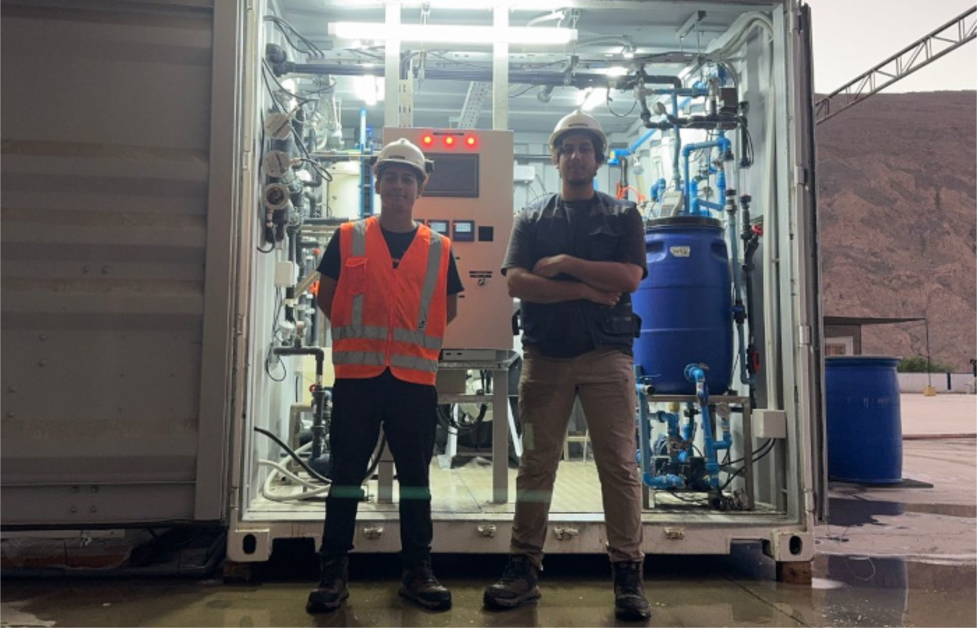 Los ingenieros Andrés Arrué y Miguel Lemus, a cargo de la operación de la planta piloto.| Foto: AMTC