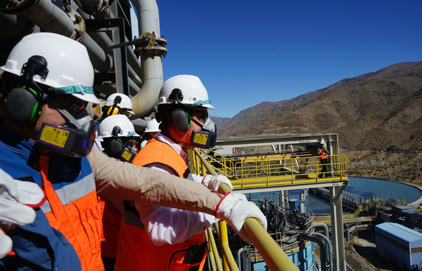 Las autoridades se reunieron con el gerente general de la compañía, Patricio Chacana, con quien pudieron conversar sobre el presente y futuro de la operación.| Foto: Antofagasta Minerals
