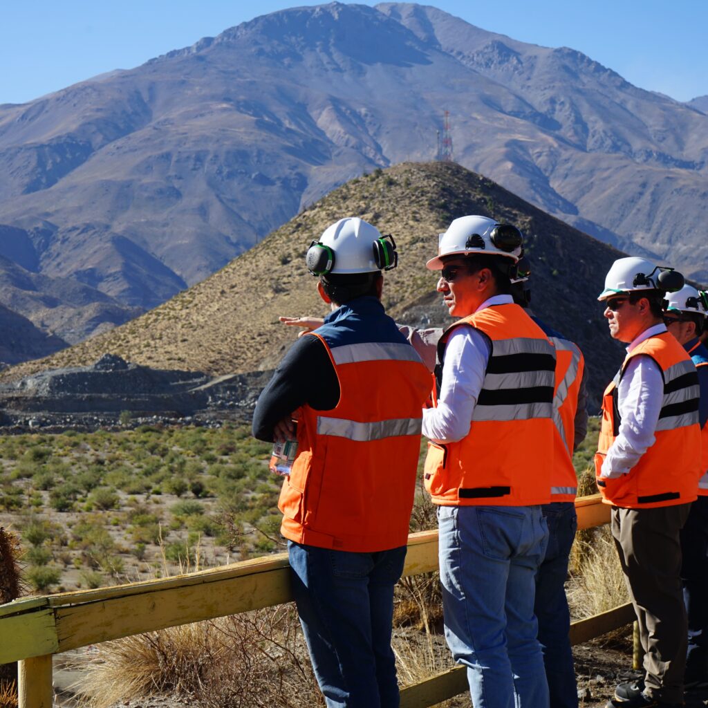 Las autoridades se reunieron con el gerente general de la compañía, Patricio Chacana, con quien pudieron conversar sobre el presente y futuro de la operación.| Foto: Antofagasta Minerals