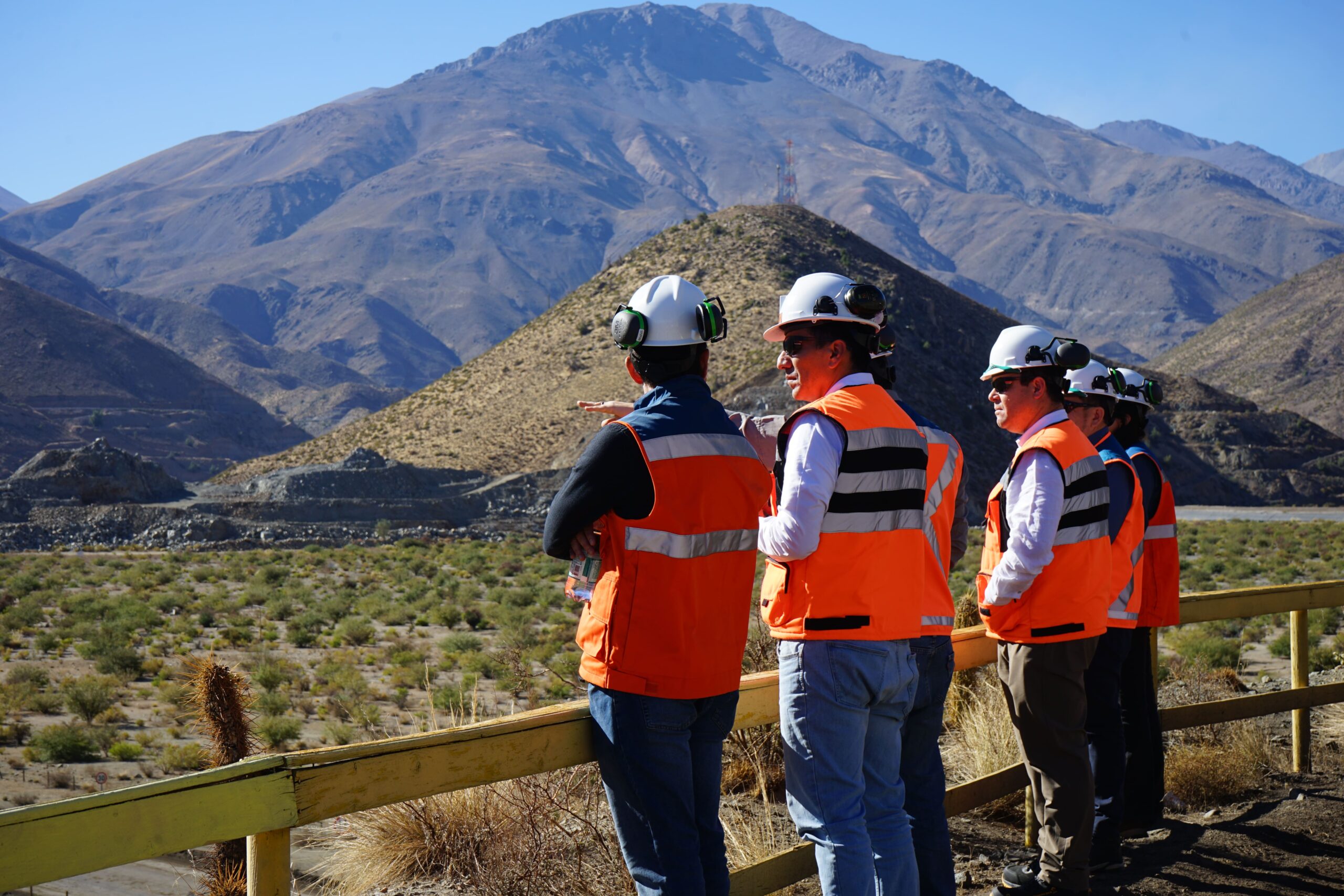 Las autoridades se reunieron con el gerente general de la compañía, Patricio Chacana, con quien pudieron conversar sobre el presente y futuro de la operación.| Foto: Antofagasta Minerals