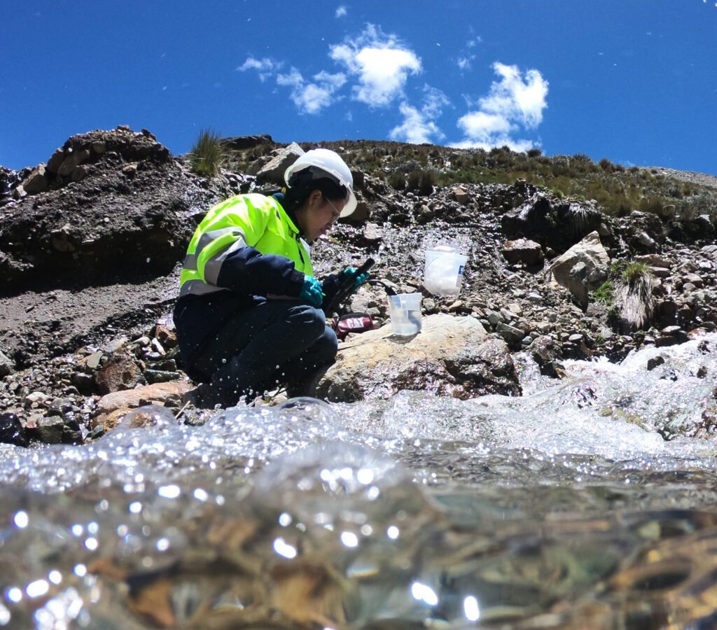 El acuerdo permitirá implementar el proyecto MAYUQ con inteligencia artificial y análisis satelital para mejorar la remediación ambiental en el país.| Foto: AMSAC