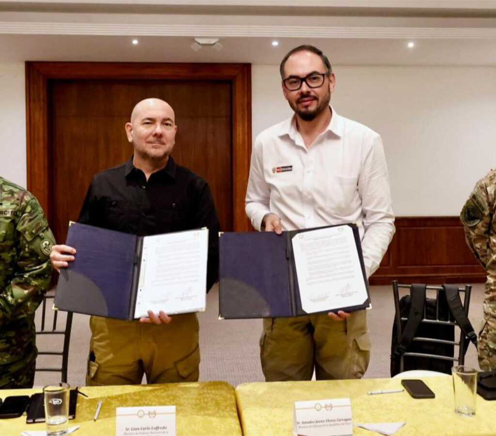 El ministro de Defensa del Perú, Amadeo Flores, coordinó acuerdos binacionales para reforzar la seguridad y el desarrollo de las comunidades fronterizas.| Foto: Mindef
