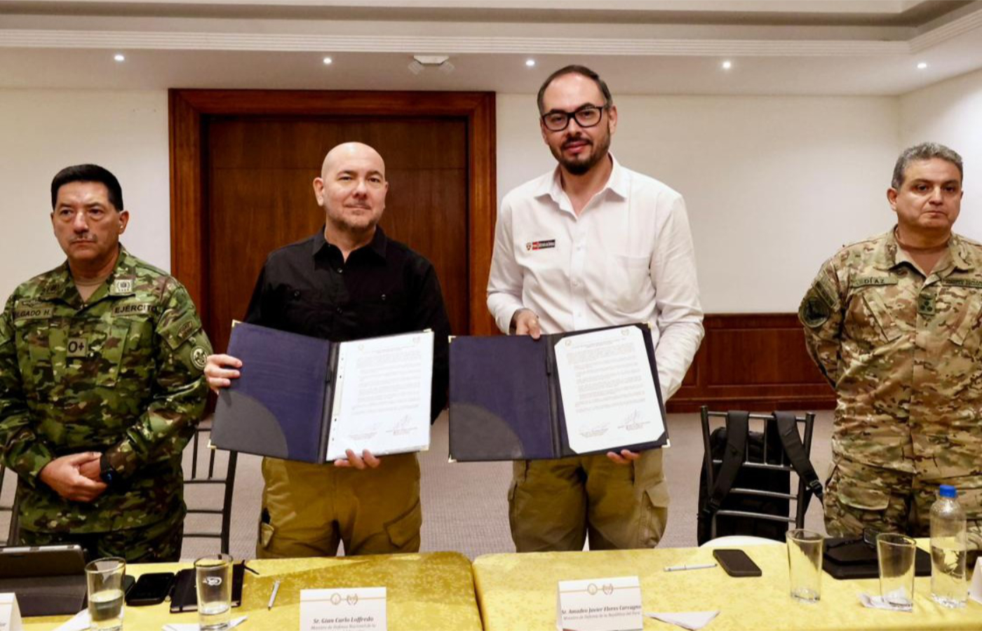 El ministro de Defensa del Perú, Amadeo Flores, coordinó acuerdos binacionales para reforzar la seguridad y el desarrollo de las comunidades fronterizas.| Foto: Mindef