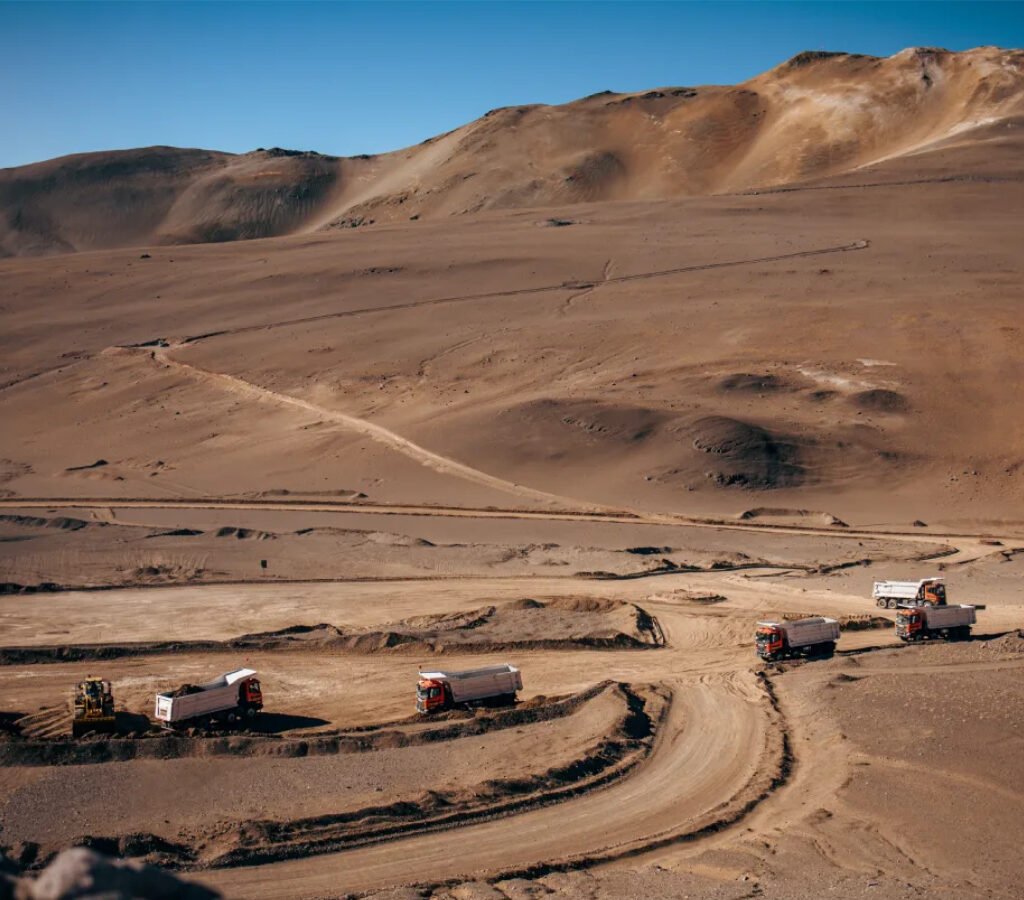 Con la llegada de estas unidades, el proyecto se prepara para las tareas preliminares en el área donde se construirá la planta de concentrado y la optimización de caminos mineros.| Foto: Vicuña Corp.