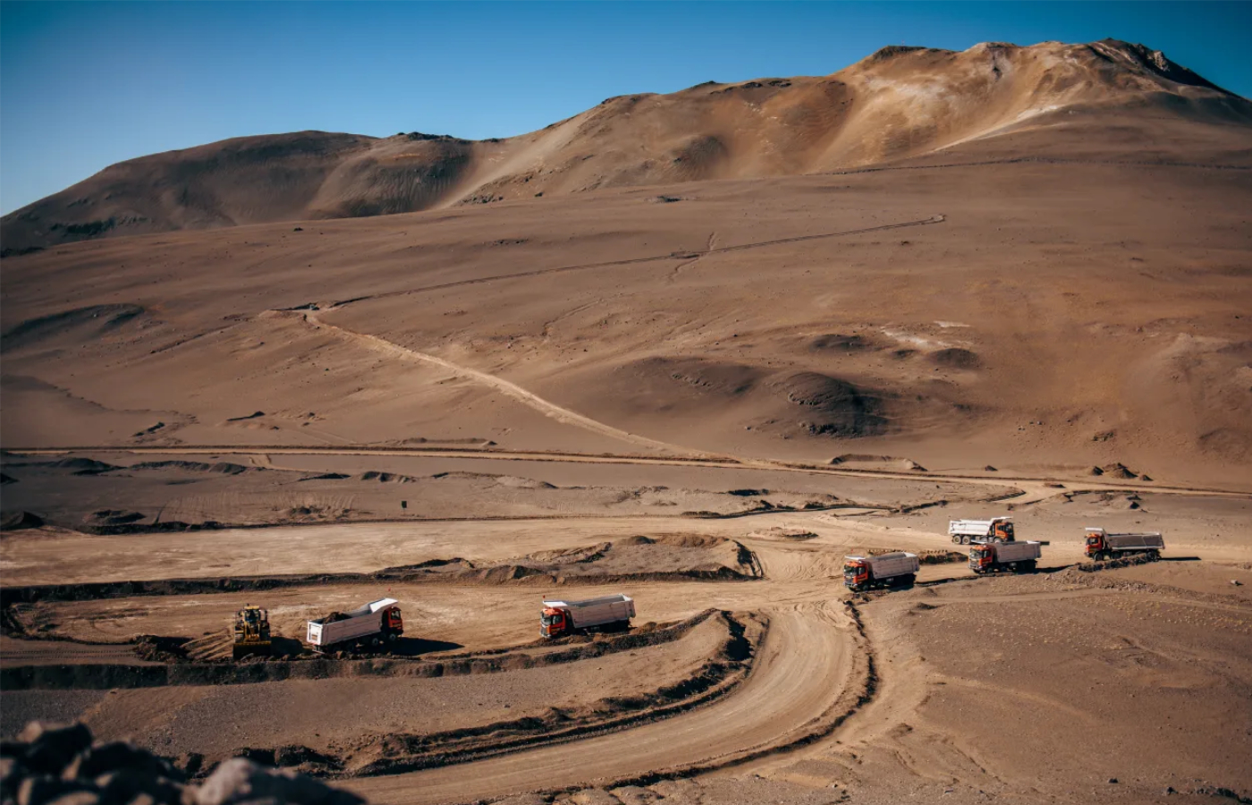 Con la llegada de estas unidades, el proyecto se prepara para las tareas preliminares en el área donde se construirá la planta de concentrado y la optimización de caminos mineros.| Foto: Vicuña Corp.