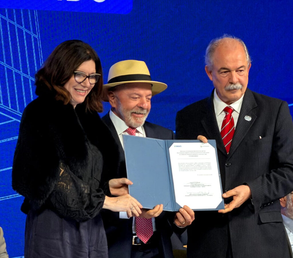 Presidente Lula entre Magda Chambriard, de Petrobras, y Aloizio Mercadante, de BNDES | Créditos: BNDES